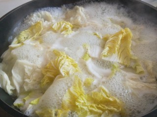 11、白菜丸子汤,大火烧开。