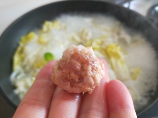 12、白菜丸子汤,挤出小肉丸子。