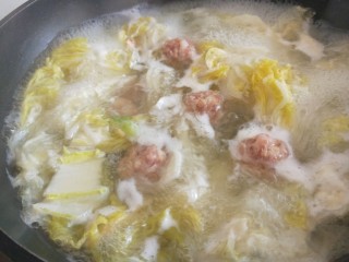 13、白菜丸子汤,不用太多按照个人家的量。