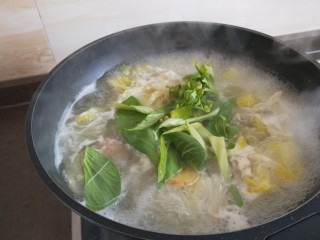 16、白菜丸子汤,加入小油菜配色。
