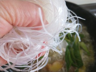 18、白菜丸子汤,泡好的粉丝放入。