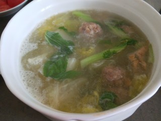 22、白菜丸子汤,倒入汤盆。