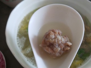 23、白菜丸子汤,这样的肉丸子嫩滑好吃。
