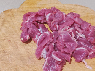 2、凤尾菇鲜肉汤,把瘦肉改刀切成薄片