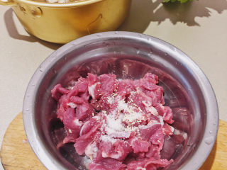 3、凤尾菇鲜肉汤,加入适量的盐和鸡精抓拌均匀