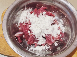 4、凤尾菇鲜肉汤,倒入适量淀粉