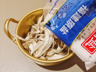 6、凤尾菇鲜肉汤,把凤尾菇撕成小朵放点食盐抓匀