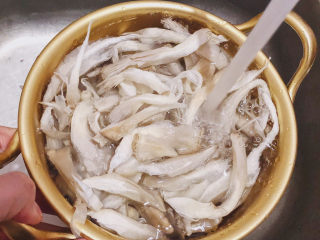 7、凤尾菇鲜肉汤,用水冲洗干净攥干水份