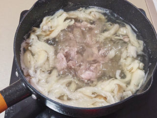11、凤尾菇鲜肉汤,再次煮到沸腾