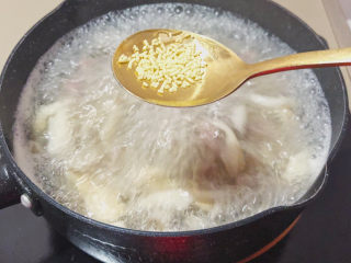 12、凤尾菇鲜肉汤,喜欢鲜一些的可以放一丢丢鸡精 