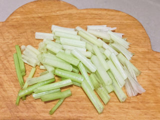 13、凤尾菇鲜肉汤,芹菜去掉叶子切成小段备用