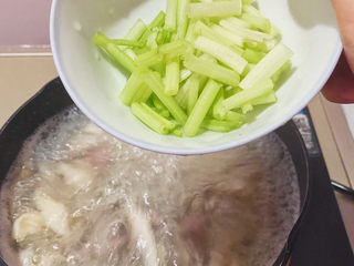 14、凤尾菇鲜肉汤,起锅前倒入芹菜段