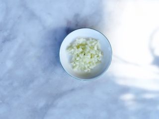 2、蚝油生菜,蒜去皮剁碎备用