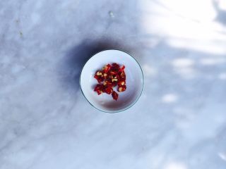 3、蚝油生菜,干辣椒切圈备用