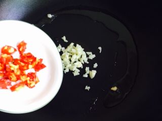 12、蚝油生菜,倒入蒜末辣椒小火爆香