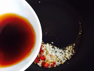 13、蚝油生菜,倒入碗汁烧开