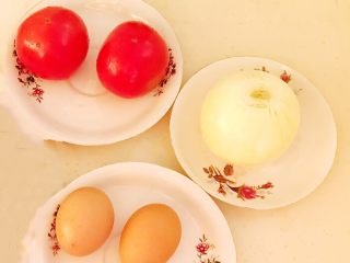 1、10分钟快手菜  番茄炒蛋,准备食材，把番茄清洗干净，圆葱剥皮，鸡蛋清洗干净