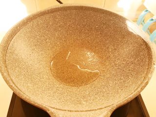 5、10分钟快手菜  番茄炒蛋,炒锅烧热后放入1小勺玉米油