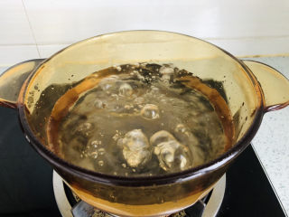 2、菠菜猪肝粥,锅中先放入清水烧开,家里有姜的话可以切片姜进去,我这因为姜用完了所以就没放。