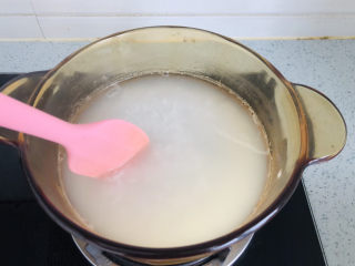 4、菠菜猪肝粥,中间记得要记得搅拌一下锅里的粥,避免米粒黏在锅底,煮至沸腾时改中小火慢慢熬制汤汁黏稠,锅盖敞开一点口避免煮的过程中汤汁冒出来。