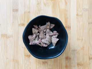 7、菠菜猪肝粥,另起锅烧水,水开后倒入猪肝、料酒焯水,半分钟左右捞出备用。