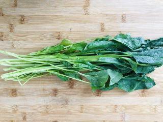 8、菠菜猪肝粥,准备菠菜。