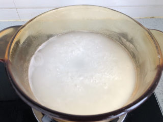 12、菠菜猪肝粥,待粥熬制黏稠时就可以了。