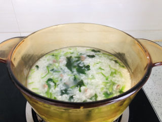 14、菠菜猪肝粥,中小火煮1分钟左右关火。