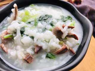 15、菠菜猪肝粥,一碗简单又滋补的菠菜猪肝粥就完成了,也可以根据自己口味加一点点胡椒粉进去。