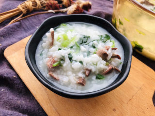 16、菠菜猪肝粥,这款菠菜猪肝粥做起来也比较简单省事,食材也都是常见的食材,早晨或是晚餐来上一碗热乎乎的粥吃完暖心又暖胃。