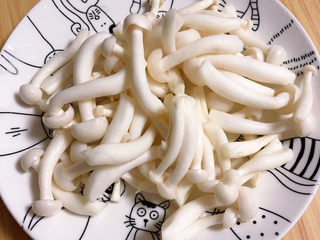 1、白玉菇鸡蛋汤,准备好白玉菇，洗好待用。