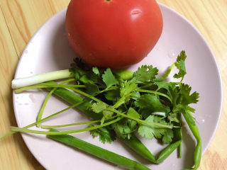 2、白玉菇鸡蛋汤,准备好西红柿，小葱，香菜。