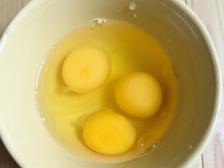 3、白玉菇鸡蛋汤,准备好三个鸡蛋。