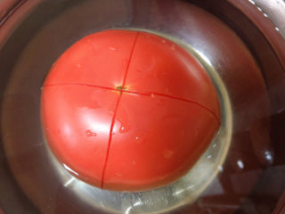 4、白玉菇鸡蛋汤,将西红柿拉十字，放入开水中烫一下。