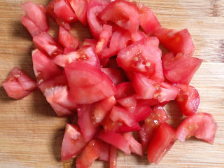 5、白玉菇鸡蛋汤,烫两三分钟即可，取出来剥去外皮，切成小块待用。