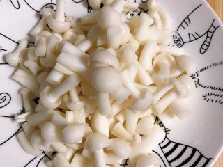 6、白玉菇鸡蛋汤,白玉菇切成小段儿放入盘中。