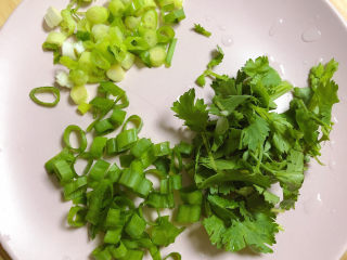 7、白玉菇鸡蛋汤,配菜切好待用。