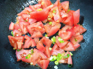 11、白玉菇鸡蛋汤,放入西红柿，翻炒均匀。