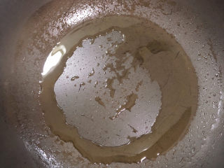 8、白玉菇鸡蛋汤,锅中倒入油，加热至五成热。