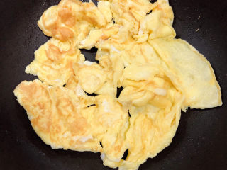 9、白玉菇鸡蛋汤,倒入鸡蛋，翻炒均匀。