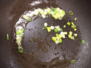 10、白玉菇鸡蛋汤,锅中倒入少许油，煸香小葱。