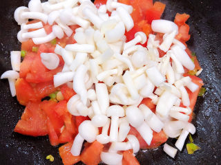 12、白玉菇鸡蛋汤,加入白玉菇，继续翻炒。