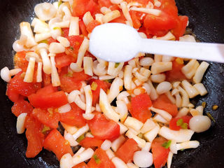 13、白玉菇鸡蛋汤,放入一少盐。