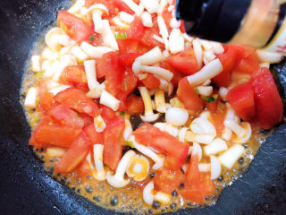 14、白玉菇鸡蛋汤,再加入5ml生抽。