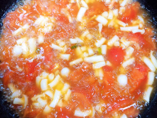 15、白玉菇鸡蛋汤,倒入500ml水，烧开锅，煮2-3分钟。