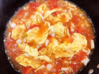 16、白玉菇鸡蛋汤,放入鸡蛋，搅拌均匀。