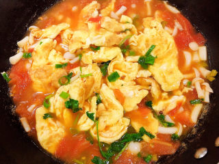 17、白玉菇鸡蛋汤,鸡蛋入味后撒上小葱和香菜，即可出锅了。