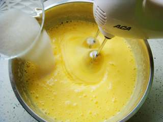 5、零添加版蛋黄手指饼干,打发一两分钟后倒入剩下的白砂糖，继续打发。