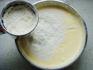 7、零添加版蛋黄手指饼干,筛入低筋面粉（面粉充入空气蓬松后更利于翻拌）。