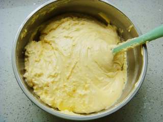 8、零添加版蛋黄手指饼干,呈“J”字形翻拌。（类似炒菜的动作，不可划圈哦，避免消泡）